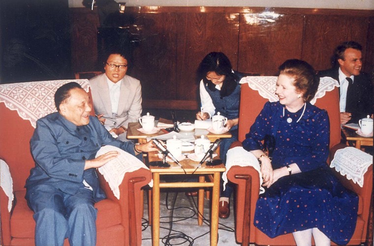 Cựu Thủ tướng Anh Margaret Thatcher từng hai lần thăm  Trung Quốc, vào tháng 9/1982 và tháng 12/1984. Ảnh: Lãnh đạo Trung Quốc Đặng Tiểu Bình hội đàm với bà Thatcher tại Bắc Kinh vào ngày 24/9/1982. (Nguồn ảnh: CD)